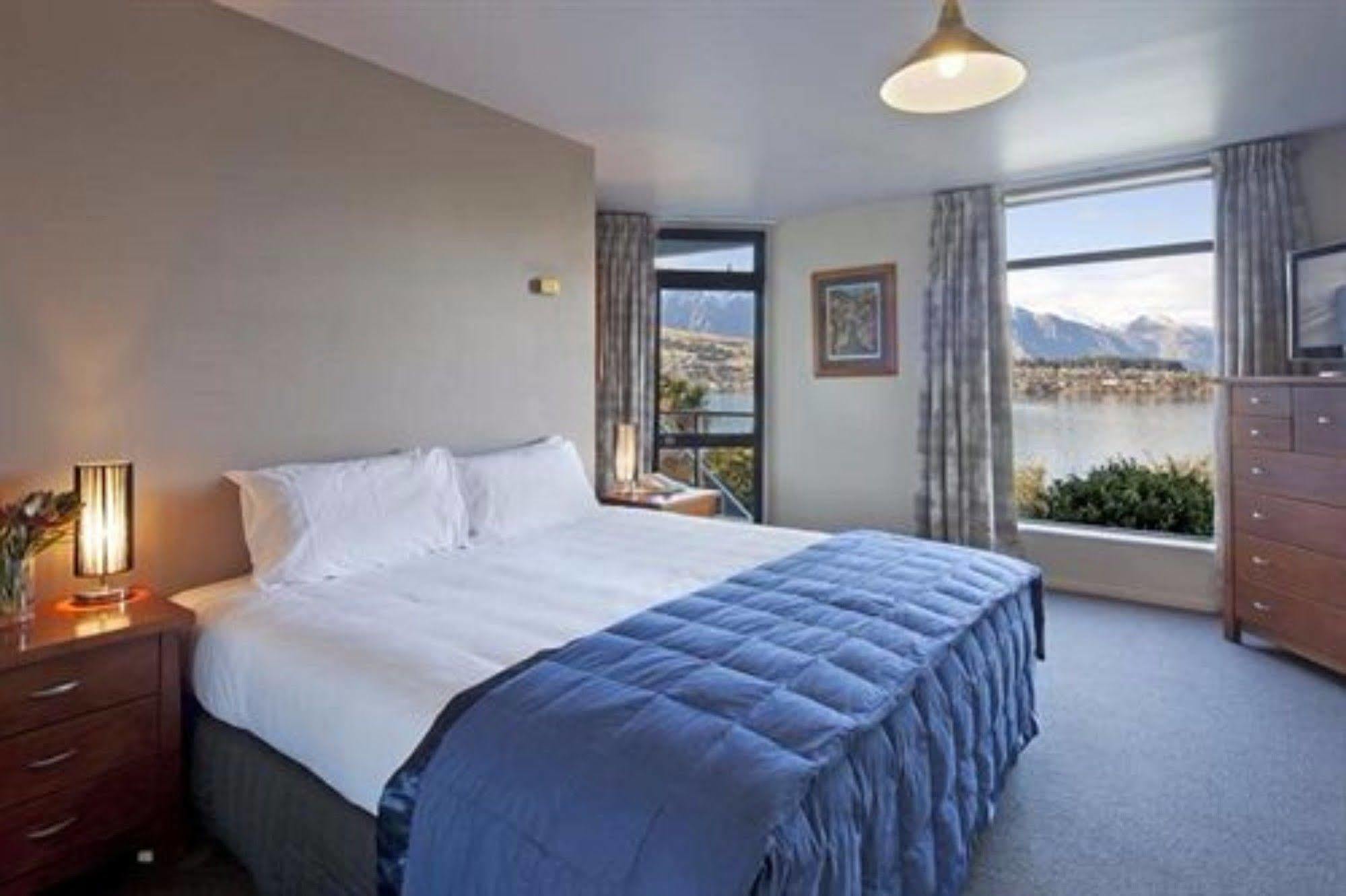 Apartments At Spinnaker Bay Куийнстаун Екстериор снимка