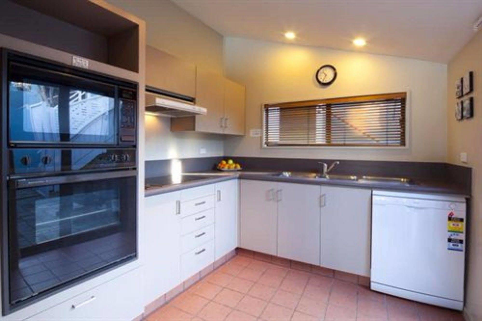 Apartments At Spinnaker Bay Куийнстаун Екстериор снимка