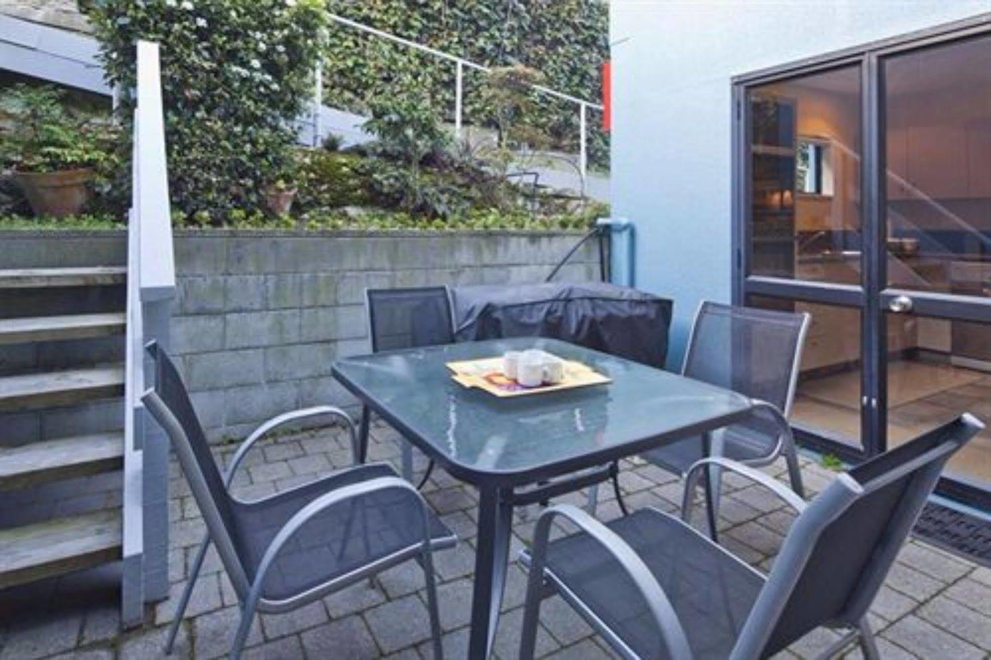 Apartments At Spinnaker Bay Куийнстаун Екстериор снимка