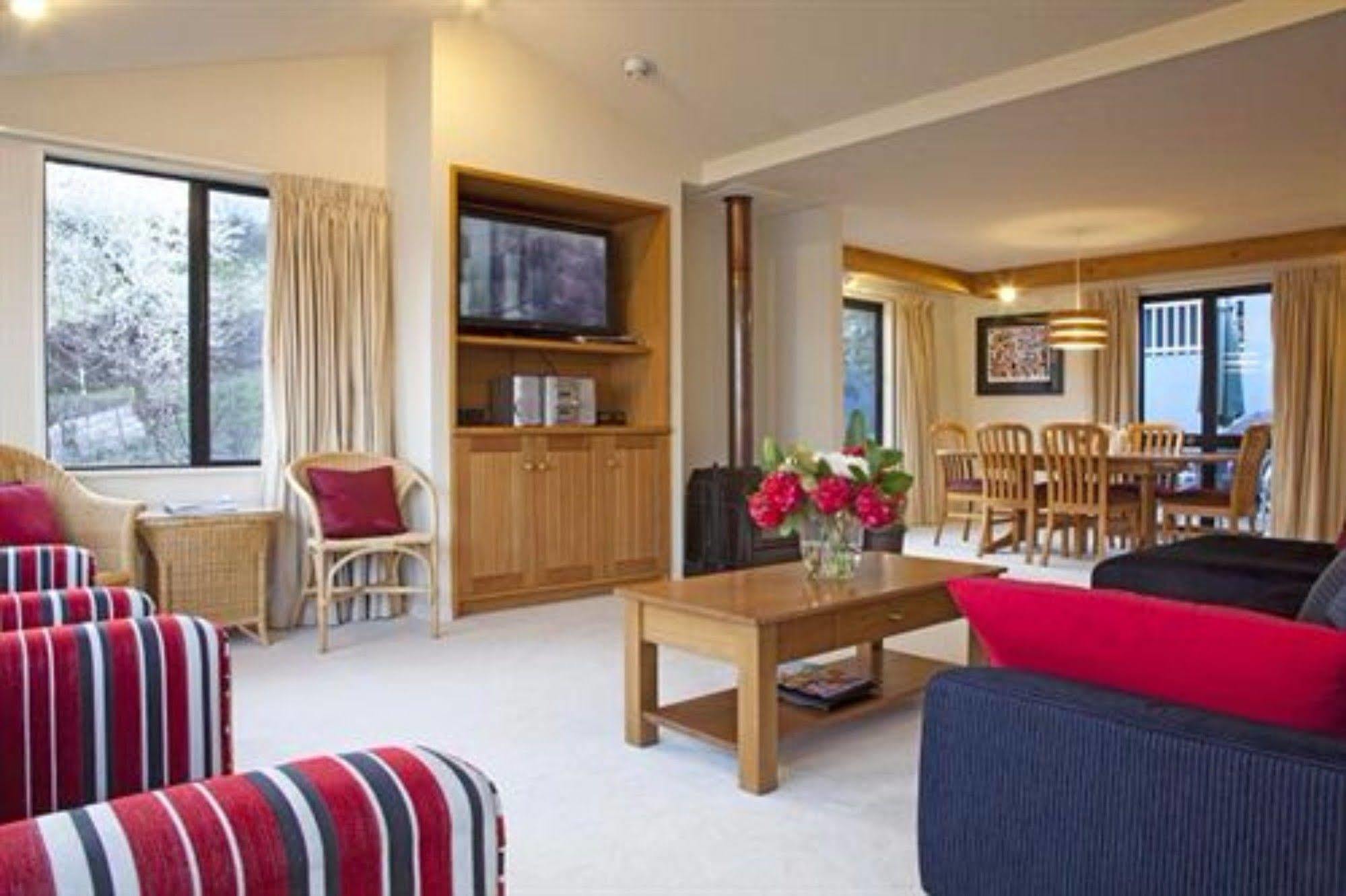 Apartments At Spinnaker Bay Куийнстаун Екстериор снимка
