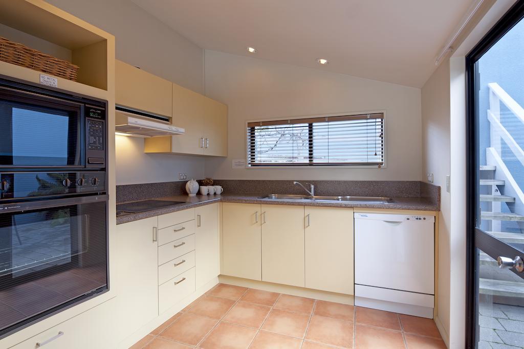 Apartments At Spinnaker Bay Куийнстаун Екстериор снимка